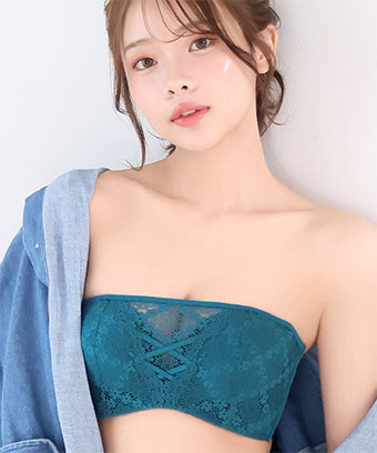 ストラップが外せるタイプのハーフカップ超盛ブラ(R)の、小花柄のレースデザイン。フロント部分のアクセントに編み上げ風のクロステープをあしらい、セクシーかつよりフェミニンでおしゃれな印象。バックベルトの下に補助ストラップをプラスすることで、カップの浮きやズレを軽減。