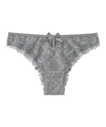 1103711 ストラップレス スクエアレース ハーフカップ 超盛ブラ(R)」とセットで使えるハーフバックショーツです。ヒップラインをすっきり見せやすいハーフバック(チーキー)タイプで、伸縮性のある身生地とレースでお腹とお尻にやさしくフィット。透け感のある小花柄レースでシンプルながら女性らしい抜け感を演出し、バックスタイル中央はクロスコードから素肌が大きく見えるセクシーなデザイン。スクエアレース ハーフバックショーツ