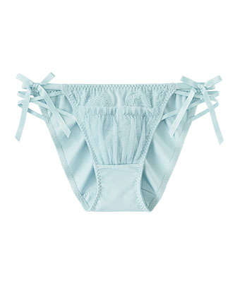 1105514 ラフィネチュール ノンワイヤー 超盛ブラ(R)」とセットで使えるプレーンショーツ。伸縮性のある身生地でお腹とお尻にやさしくフィット。サイド部分はクロステープで肌見せ、解けない紐パン風リボンをあしらい、甘さのあるセクシーさのあるデザイン。ラフィネチュール プレーンショーツ