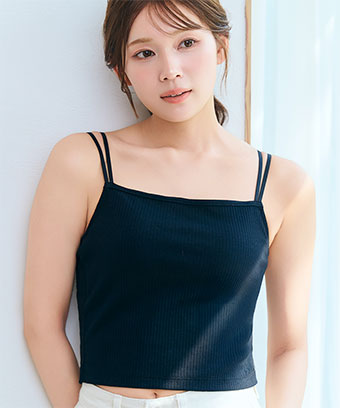 ワイヤーなしでも超盛れる！ロングセラー「ノンワイヤー超盛ブラ(R)」内蔵のブラトップが登場。お客様のご要望にお応えし、「着丈長めに」「Wストラップでよりキャミソールらしく」「かがんでも谷間が見えにくい」デザインに改良しました。独自構造でノンワイヤーでも安定感のある着け心地。下厚超盛パッドでボリュームのある谷間をメイクしながらサイドの脇高ボーンで集めたお肉をしっかりキープするため、背中から脇にかけてスッキリとした見た目が叶います。