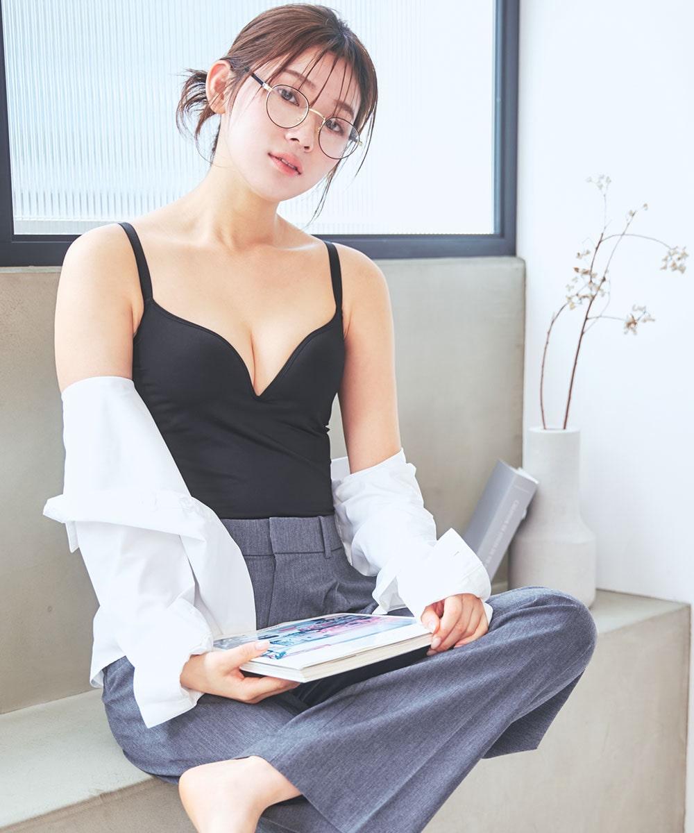 楽ちんなのにしっかり盛れる！ワイヤー入りブラ内蔵の最強ブラトップ。脇高設計×モールドカップで美しい谷間をメイクし、ホックなしでも安定感抜群。毎日頼れる優秀アイテムのリッチバスト ブラトップ (ワイヤー入り)