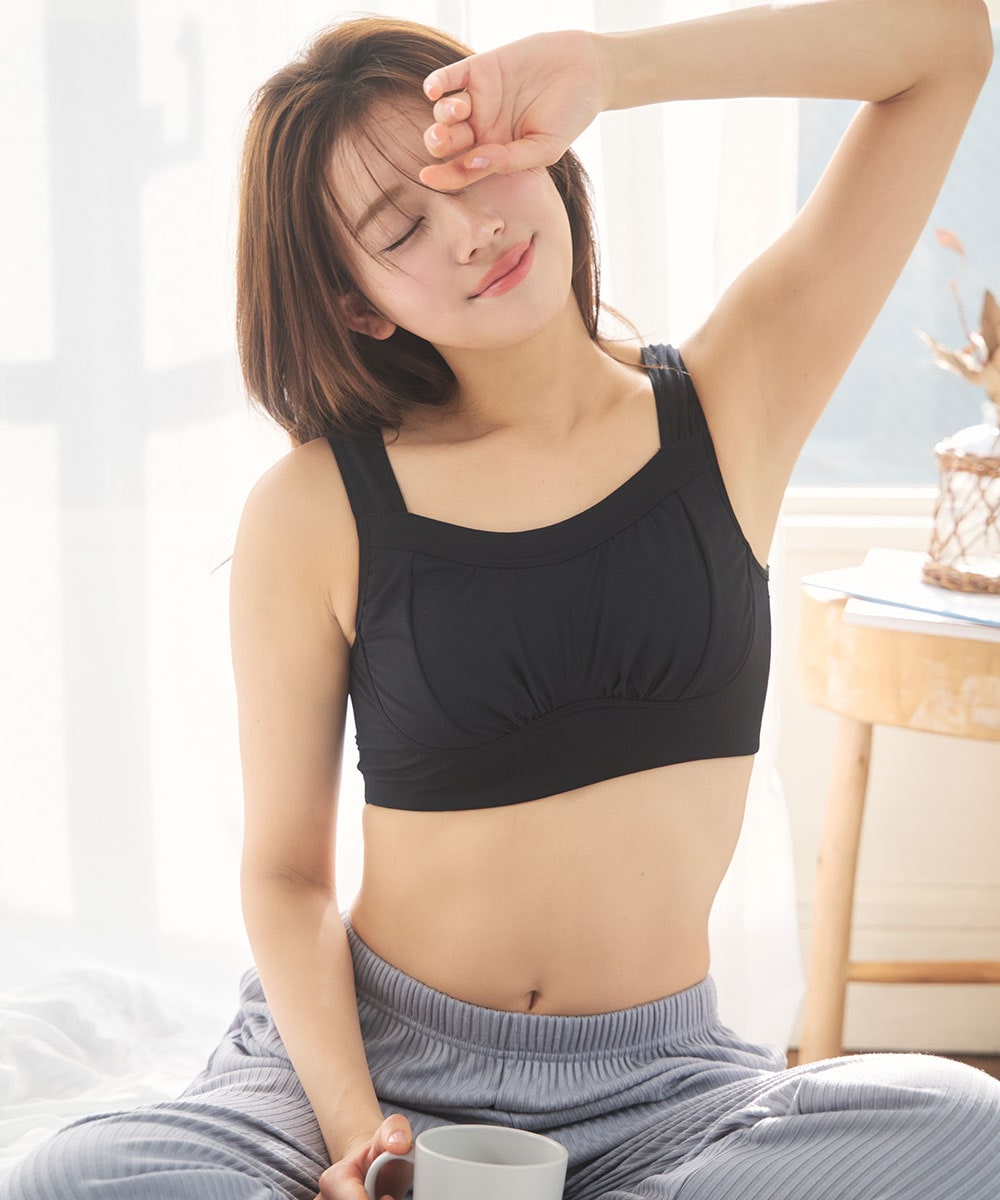 左右のパワーネットで胸をしっかり包み込み、ワイヤーなしでも胸の位置を安定させます。胸が流れにくいロング丈仕様で、アンダーの切り替え部分に厚みを出したことで、ワイヤーブラのような安定感がある昼夜兼用のバストケアアイテム。睡眠の質を大切にしたい牡牛座さんにぴったりのすっぽり包む 夢ごごち ナイトブラ 単品ブラジャー