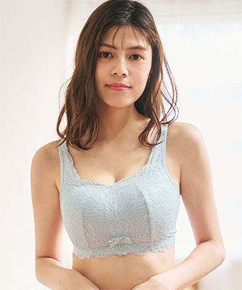 大きな胸を「垂れ見え」させず、コンパクトに美しく見せる専用ブラが登場!厚手の上下左右パワーネットがバストの横流れ・下流れをブロックし、アンダーには縫製で厚みを作り出すことにより、ノンワイヤー&サイドボーンなしなのに、バストをぴったりと支えます。小さく見せる 綿混 ノンワイヤー 単品ブラジャー (グラマーサイズ)