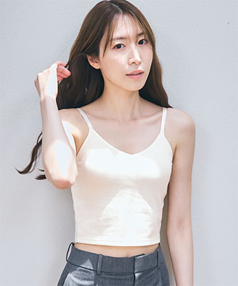 ブラ+キャミソールを着なくてもこれ一枚で完結するブラトップから、身体によりそう着けごこちの『とろけるノンワイヤーブラ』のカップを内蔵したタイプが登場しました!キャミソールには綿混素材で伸縮性があり、アウターライクなリブ素材を使用。すっきりとしたVネックと、トレンドのクロップド丈でファッションにも使いやすいデザインです。とろける ノンワイヤー ブラトップ