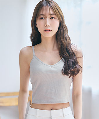 ブラ+キャミソールを着なくてもこれ一枚で完結するブラトップから、身体によりそう着けごこちの『とろけるノンワイヤーブラ』のカップを内蔵したタイプが登場しました!キャミソールには綿混素材で伸縮性があり、アウターライクなリブ素材を使用。すっきりとしたVネックと、トレンドのクロップド丈でファッションにも使いやすいデザインです。とろける ノンワイヤー ブラトップ