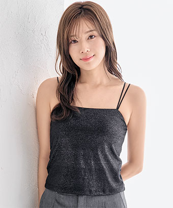 この一枚で、下着感ゼロの“見せられる”スタイルが完成。ブラとインナーを一体化させた、キャミソールタイプのノンワイヤーブラトップです。華奢なWストラップと、繊細に輝くラメ入り生地がポイント。肌見せしても下着っぽく見えず、コーデの一部として着こなせる一枚です。胸元はチラ見えしにくい安心設計で、かがんだりしても胸元が気になりにくいデザイン。ラメ ノンワイヤー ブラトップ
