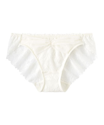 フロント部分に透け感のあるチュール生地をギャザーでリボンのようにあしらった、上品でフェミニンな印象のプレーンショーツ。サイドからバックにかけては、繊細なレースで仕立てたセクシーなデザインになっています。パールリボン プレーンショーツ