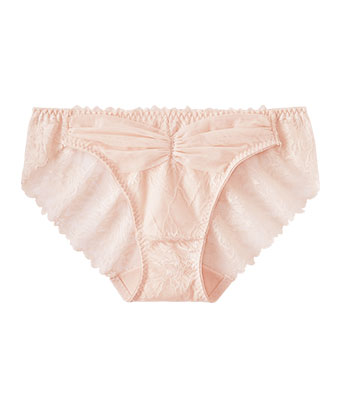 フロント部分に透け感のあるチュール生地をギャザーでリボンのようにあしらった、上品でフェミニンな印象のプレーンショーツ。サイドからバックにかけては、繊細なレースで仕立てたセクシーなデザインになっています。パールリボン プレーンショーツ