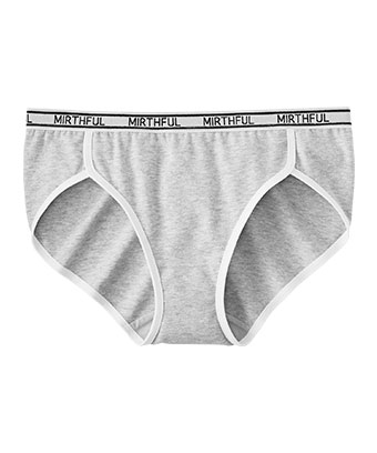 「1203014 ノヴァベル 綿混 ノンワイヤー ブラジャー」とセットで使えるプレーンショーツです。綿95%で敏感肌の方にもやさしい仕様で、伸縮性のある身生地でお腹とお尻にやさしくフィット。コットンブレンド素材でデイリーに使いやすいカジュアルなテイストで、ウエストの英ロゴと白ラインがスポーティなデザイン。ノヴァベル 綿混 プレーンショーツ