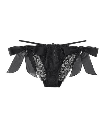 フロントにあしらわれた花柄レースと大きなシフォンリボンが目を引く、エレガントなハーフバックショーツ。サイドは実際にほどくことができる紐パン仕様で、ウエストの締めつけ具合をお好みのフィット感に調整できます。バックスタイルは総レースにクロスコードを組み合わせ、素肌が透けるセクシーなデザインに。繊細なレースがヒップラインをより魅力的に引き立てます。シアーフラワー ひも ハーフバックショーツ