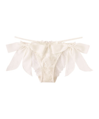 フロントにあしらわれた花柄レースと大きなシフォンリボンが目を引く、エレガントなハーフバックショーツ。サイドは実際にほどくことができる紐パン仕様で、ウエストの締めつけ具合をお好みのフィット感に調整できます。バックスタイルは総レースにクロスコードを組み合わせ、素肌が透けるセクシーなデザインに。繊細なレースがヒップラインをより魅力的に引き立てます。シアーフラワー ひも ハーフバックショーツ