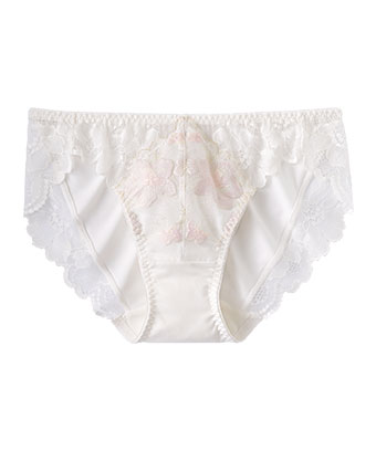「1651213 フルリスト カシュクールレース脇高ブラ(R)」とセットで使えるプレーンショーツ。伸縮性のある身生地とレースでお腹からヒップまでやさしくフィット。脚ぐりは幅広のストレッチレースでボトムにラインがひびきにくく、脚ぐりのレースは透け感のある花柄で女性らしい抜け感を演出。フルリスト プレーンショーツ