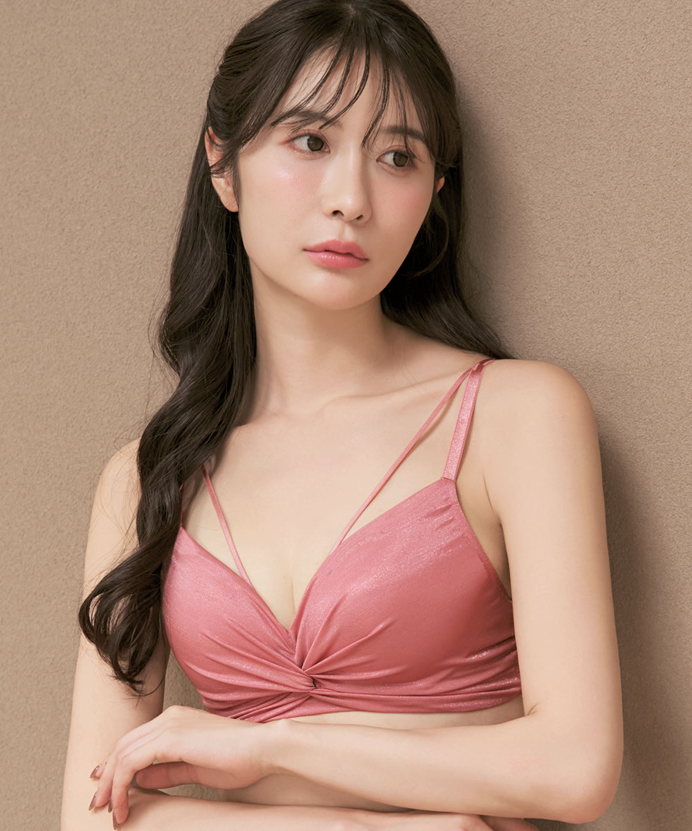 楽なのに美バストを叶える「aimerfeel楽ブラ(R)」。ソフトワイヤーとやわらかカップで快適なつけ心地。ラメチュールの上品な輝きが、自然で美しい胸元を演出するシアーラメチュール aimerfeel楽ブラ(R) 単品ブラジャー