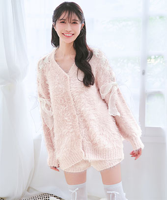 肩部分からの編み上げチュールリボンがあざといシャギーニットカーディガンとショートパンツのトレンドライクなオトナ可愛い上下セットのルームウェアです。ふわふわと毛足の長いシャギーニットのカーディガンの肩にあるチュールリボンは上辺が縫い付けてあるので、編み上げやリボンの位置や数をアレンジすることもできます。リボン シャギーニットカーディガン 長袖 上下セット