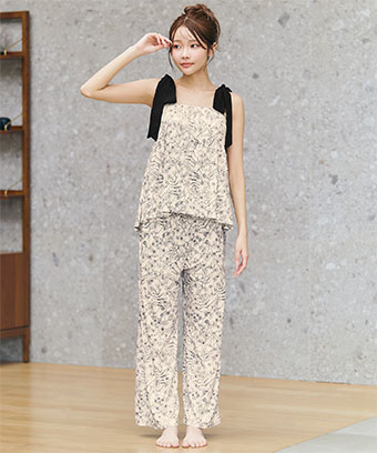 花柄と肩紐リボンがポイントの、女性らしさを引き立てるフェミニンな上下セット。おうち時間はもちろん、ちょっとした外出にも使いやすく、気軽に可愛さを楽しめる1着です。メニーフラワー ロングパンツ 上下セット