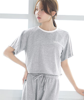 家でも、外でも、ちょうどいいラフ感。サイドラインがアクセントの半袖トップス×ワイドパンツのセットアップです。