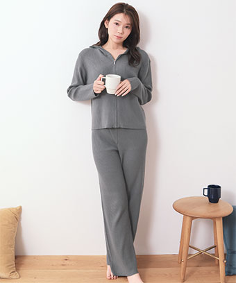 やわらかなリブニット素材できれいめに着こなせる、フルジップパーカ×ストレートパンツの上下セット。縦ラインを強調するデザインで、すっきりとした印象を叶えます。リブニット フルジップパーカ 長袖 上下セット