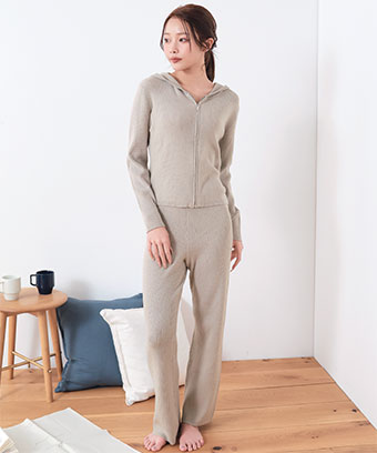 やわらかなリブニット素材できれいめに着こなせる、フルジップパーカ×ストレートパンツの上下セット。縦ラインを強調するデザインで、すっきりとした印象を叶えます。