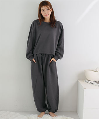 シンプルで着回しやすく、シルエットにもこだわった裏毛スウェット上下セットです。おうち時間はもちろん、ワンマイルウェアとしてもおすすめ！やわらかく、肌ざわりの良い裏毛素材で、快適な着心地。トップスはコードストッパー付きで、シルエット調整できます。左右の大きなポケットがアクセントになり、さりげないおしゃれを演出し、程よくゆとりのあるシルエットで、リラックス感のある着こなしが楽しめます。