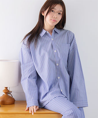 お客様の声をもとにリニューアル！上質なコットン100%を使用した、肌にやさしく快適なシャツパジャマ。毎日のリラックスタイムもおしゃれに過ごしたい方にぴったりの一着です。彼シャツ風のオーバーサイズ感とワイドパンツでこなれ感のある１枚。トップスはデニムやお手持ちのボトムスと合わせた着回しも可能で、コーデを楽しめます。綿100% シャツパジャマ 長袖 上下セット (男女兼用サイズ)