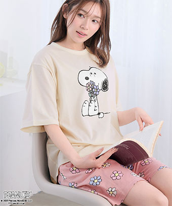 人気コミック『ピーナッツ（PEANUTS）』に登場するスヌーピーの大きなプリントが目を引く、大人かわいいリラックスルームウェア。おうち時間を心地よく過ごせる、やさしい着心地の一着です。PEANUTS スヌーピー サマー 半袖 綿混 上下セット