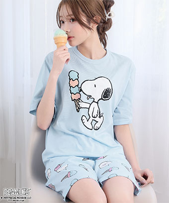 人気コミック『ピーナッツ(PEANUTS)』に登場するスヌーピーの大きなプリントが目を引く、大人かわいいリラックスルームウェア。おうち時間を心地よく過ごせる、やさしい着心地の一着です。PEANUTS スヌーピー サマー 半袖 綿混 上下セット