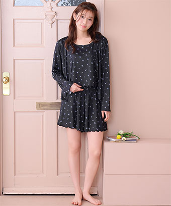 コーデいらずで可愛い、大人フェミニンなおうちスタイル。小花柄をプリントしたやわらかな針抜き生地の、タンクトップ・カーディガン・ショートパンツのセットアイテムです。着るだけで可愛いおうちコーデが完成する、便利なリラックスウェアです。小花柄 カーディガン付き 長袖 3点セット