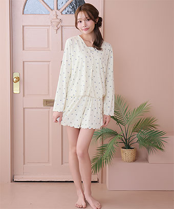 コーデいらずで可愛い、大人フェミニンなおうちスタイル。小花柄をプリントしたやわらかな針抜き生地の、タンクトップ・カーディガン・ショートパンツのセットアイテムです。着るだけで可愛いおうちコーデが完成する、便利なリラックスウェアです。小花柄 カーディガン付き 長袖 3点セット
