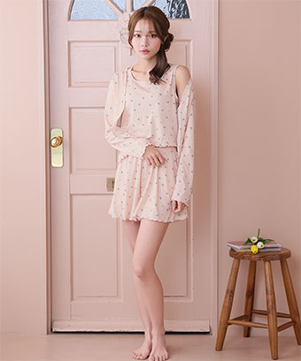 コーデいらずで可愛い、大人フェミニンなおうちスタイル。小花柄をプリントしたやわらかな針抜き生地の、タンクトップ・カーディガン・ショートパンツのセットアイテムです。着るだけで可愛いおうちコーデが完成する、便利なリラックスウェアです。小花柄 カーディガン付き 長袖 3点セット