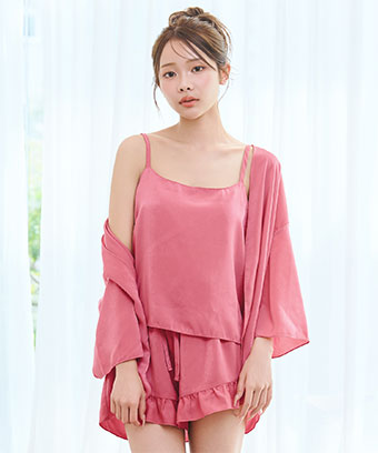 「大人かわいい」を叶える、リラックスウェアの3点セット。光沢感のある素材で仕立てた、キャミソール・カーディガン・ショートパンツのセットアイテムです。おうち時間を特別感のあるスタイルで楽しめます。