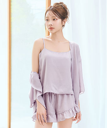 「大人かわいい」を叶える、リラックスウェアの3点セット。光沢感のある素材で仕立てた、キャミソール・カーディガン・ショートパンツのセットアイテムです。おうち時間を特別感のあるスタイルで楽しめます。