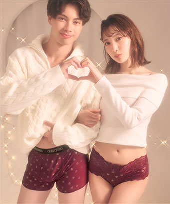 小さなドット状の箔プリントでハート柄を表現した、ゴールドのきらめきが華やかなハーフバックショーツです。サイドからバックウエストにかけては、幅広の花柄ストレッチレースを使用。肌をほんのり透かすレース使いが、女性らしい抜け感を演出。トゥインクルハート ハーフバックショーツ