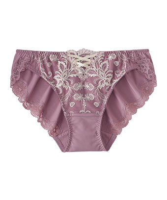 新色ミスティブルー、ミスティピンク入荷!エレガントなレースにクロスリボンをあしらった、女性らしさが引き立つSEXYなプレーンショーツ。脚ぐり部分にはストレッチレースを採用し、タイトなスカートや細身のボトムスでもショーツラインがひびきにくい仕様になっています。プリンセス プレーンショーツ