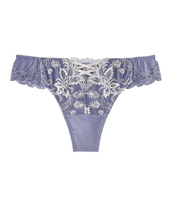 新色ミスティブルー、ミスティピンク入荷!エレガントなレースにクロスリボンをあしらった、女性らしさが引き立つSEXYなTバックショーツです。伸縮性のある身生地と脚ぐり部分の柔らかなストレッチレースがお腹とお尻にぴったりフィットし、後ろ姿をすっきり見せます。ショーツラインが響きにくいのでタイトなボトムスにも最適です。プリンセス Tバックショーツ