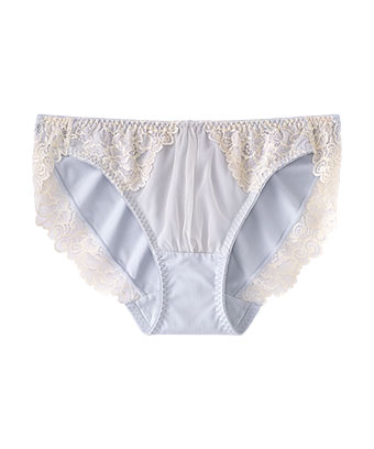 新色サックス×アイボリー、パープル×アイボリー入荷！繊細な花柄レースが上品でエレガントなデザインのプレーンショーツ。脚ぐりのストレッチレースはボトムにも響きにくいのがポイントです。さらっとした肌触りの柔らかな生地は、ヒップにフィットするから履き心地もGOOD！レースリフト プレーンショーツ