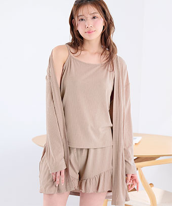新色オフホワイト、モカ入荷！「大人かわいい」を叶える、リラックスウェアの3点セット。柔らかなリブ生地で仕立てた、キャミソール・カーディガン・ショートパンツのセットアイテムです。おうち時間をフェミニンで可愛く彩ります。【WEB限定】リブフリル ショートパンツ 3点セット