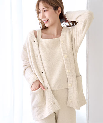 新色ライトグレー、クリーム、サックス入荷!こなれ感あふれるモールニット素材の3点セットのルームウェアです。もっちりとした肌ざわり&包み込むような柔らかさのあるウェアはおうち時間・リラックスタイムにぴったり。こちらのルームウェアのこだわりポイントは、ニットカーディガンとキャミソール、ややワイドなロングパンツのバランス感!着るだけで大人っぽくおしゃれに着こなせるようデザイン。モールニット 長袖 3点セット