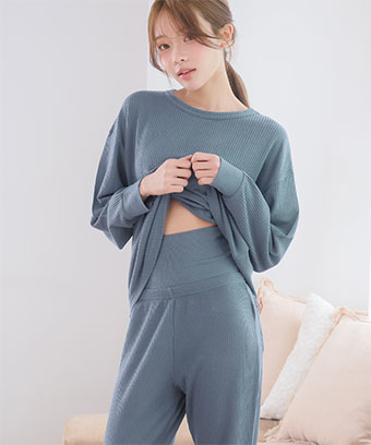 新色スモーキーブルー、ラベンダー入荷！SNSでバズった話題の腹巻き付きルームウェア！冷え性で温活したいけど、厚着はしたくない・薄手で暖かい春秋パジャマを探している人におすすめの長袖トップスと腹巻一体型のロングパンツの上下セット。ふんわりやわらかな肌ざわりのワッフル素材を使用し、就寝時もおうち時間も使いやすいリラックスデザイン。ふんわりワッフル 腹巻付き 長袖 上下セット