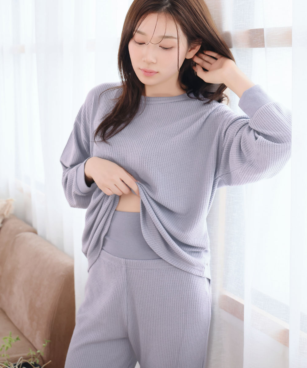 首元まであったかくお腹まわりをやさしく包む腹巻き付きルームウェア。春秋の寒暖差やおうち時間の温活に。ふんわりワッフル 腹巻付き 長袖 上下セット