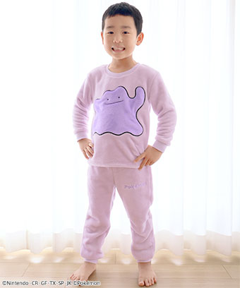 新色パモ、メタモン入荷!ポケモンから、ゲンガー・メタモン・カビゴン・パモがデザインされた可愛いフリース上下セットが登場!ふわふわで軽くてあたたかいフリース素材は、滑らかな肌触りでおうちでのリラックスタイムにぴったり。トップスにはそれぞれのポケモンたちの姿を大きくあしらい、ボトムスの左足にはロゴを刺繍しました。