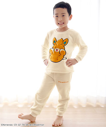 新色パモ、メタモン入荷！ポケモンから、ゲンガー・メタモン・カビゴン・パモがデザインされた可愛いフリース上下セットが登場！ふわふわで軽くてあたたかいフリース素材は、滑らかな肌触りでおうちでのリラックスタイムにぴったり。トップスにはそれぞれのポケモンたちの姿を大きくあしらい、ボトムスの左足にはロゴを刺繍しました。