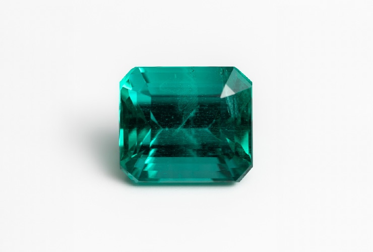 5月の誕生石「エメラルド」は美しく澄んだ緑色が特徴的で、ダイヤモンド、ルビー、サファイアと並ぶ四大宝石です