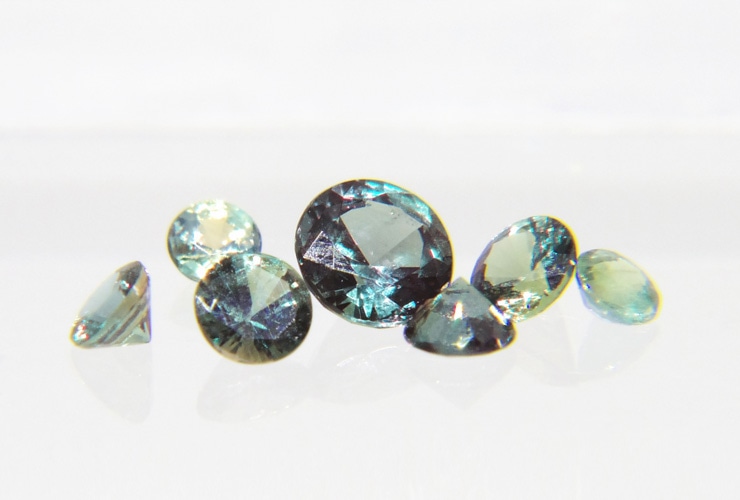 6月の誕生石「アレキサンドライト」には「秘めた想い」「高貴」「情熱」「安らぎ」などの意味があり、自分を貫くことができる精神的な強さを持てるようにサポートしてくれると言われています