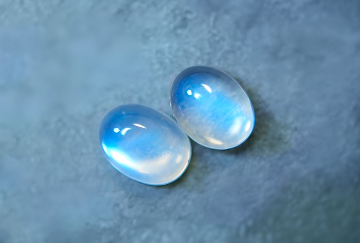 6月の誕生石「ムーンストーン」には「愛の予感」「健康」「幸運」などの意味があり、大きな幸運をもたらす宝石という言い伝えもあります