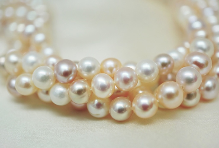 6月の誕生石「真珠(パール)」には「健康」「長寿」「富」「純粋無垢」「円満」などの意味があり、女性の運を向上させるパワーや、持ち主を守る厄除けの力が宿る宝石です
