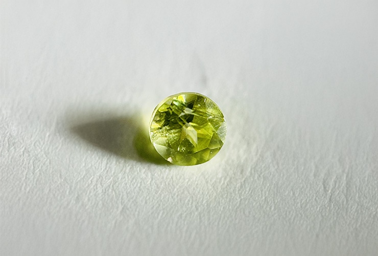 7月の誕生石「スフェーン」は、ブドウのようなみずみずしい色合いの宝石。