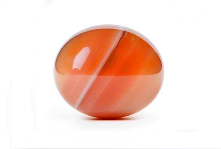 8月の誕生石「サードオニキス」は人間関係の改善・絆を深める石として、恋人、配偶者や友人や大切な人との信頼関係を深める効果を持つとされています。