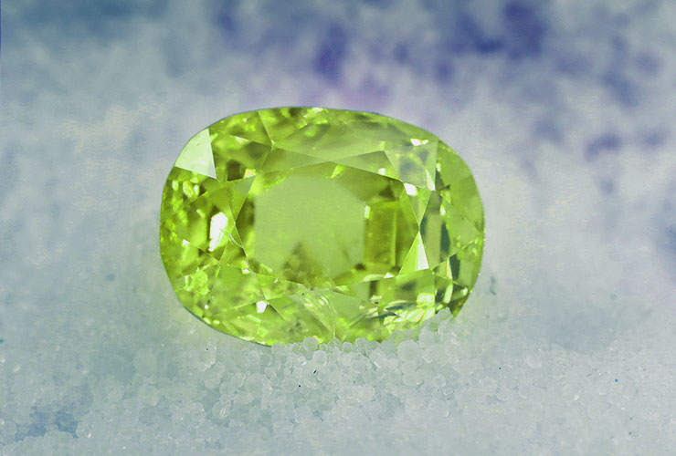 8月の誕生石「ペリドット」は人間関係を円滑にし、特に恋愛や夫婦の絆を深める効果があると言われています。