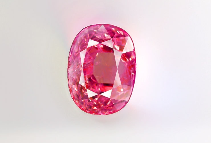 8月の誕生石「スピネル」は持ち主に勇気や新しい一歩を踏み出すエネルギーを与える石です。