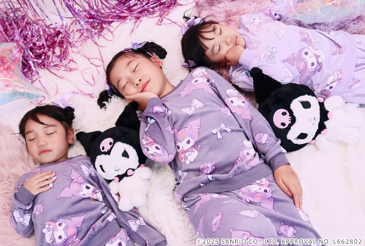 人気キャラクター「クロミ」が総柄でプリントされたキッズサイズの上下セットアップのルームウェア